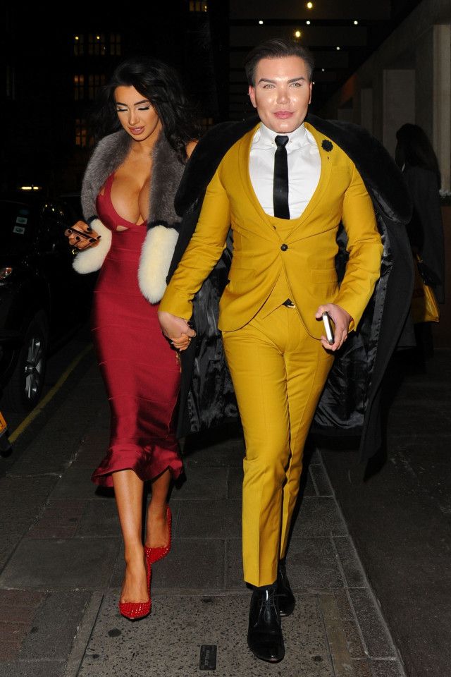 Порнозвезда с огромными титьками и человек-кукла Порнозвезда с огромными титьками и человек-кукла