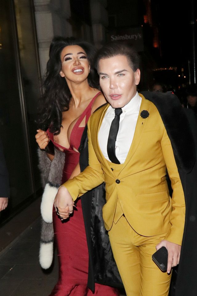 Порнозвезда с огромными титьками и человек-кукла Порнозвезда с огромными титьками и человек-кукла