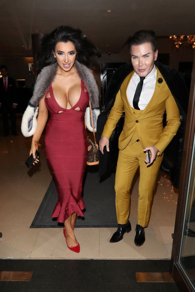 Порнозвезда с огромными титьками и человек-кукла Порнозвезда с огромными титьками и человек-кукла