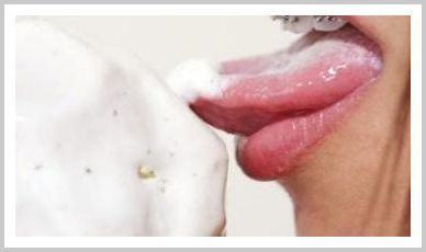 Красотки сексуально на улице сосут мороженое