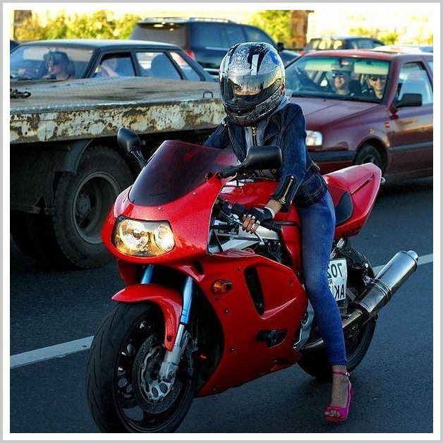 Худенькие девушки на мотоцикле смотрятся гламурно