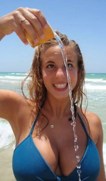 Прекрасные девушки, у которых есть что-то под одеждой Прекрасные девушки, у которых есть что-то под одеждой