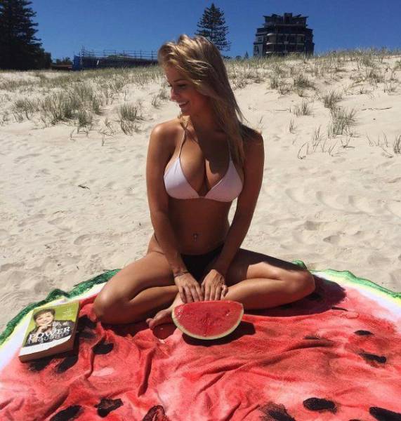 Прекрасные девушки, у которых есть что-то под одеждой Прекрасные девушки, у которых есть что-то под одеждой