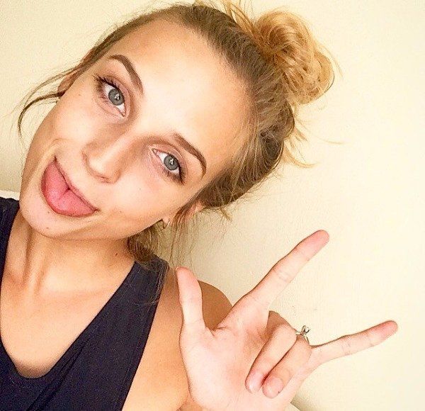 Девушки перекашивают лица