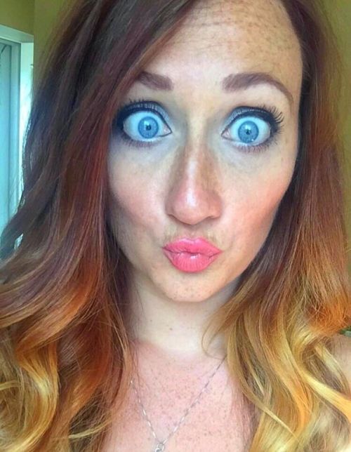 Девушки перекашивают лица