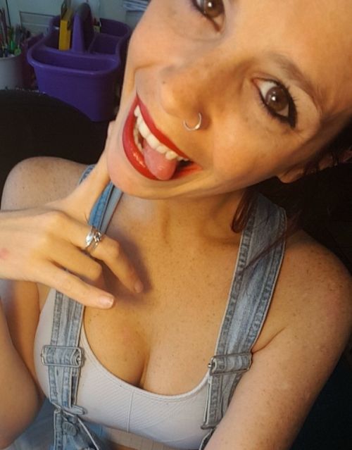 Девушки перекашивают лица