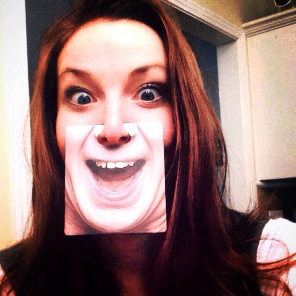 Девушки перекашивают лица