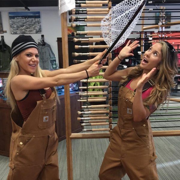 Девушки перекашивают лица