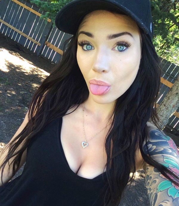 Девушки перекашивают лица