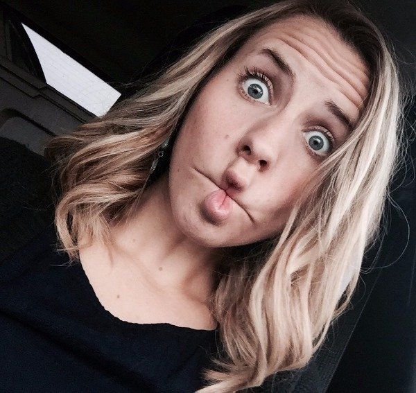 Девушки перекашивают лица