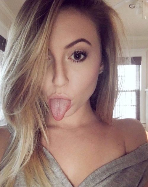 Девушки перекашивают лица