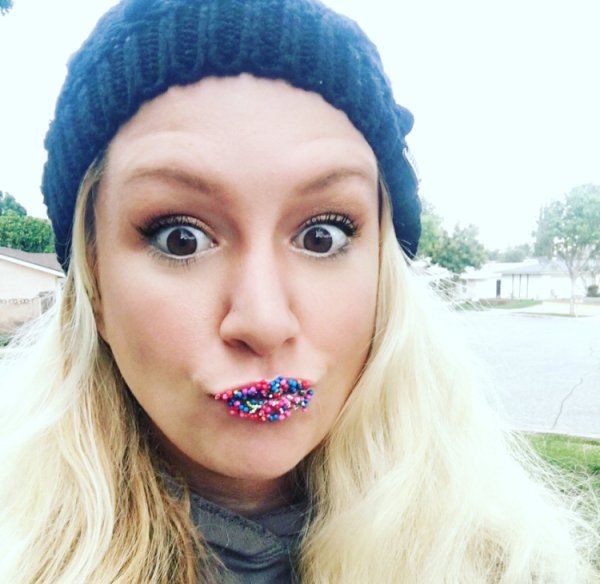 Девушки перекашивают лица