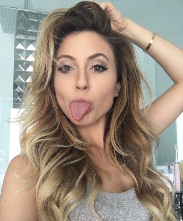 Девушки перекашивают лица