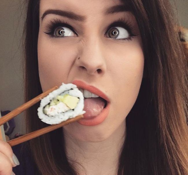 Девушки перекашивают лица