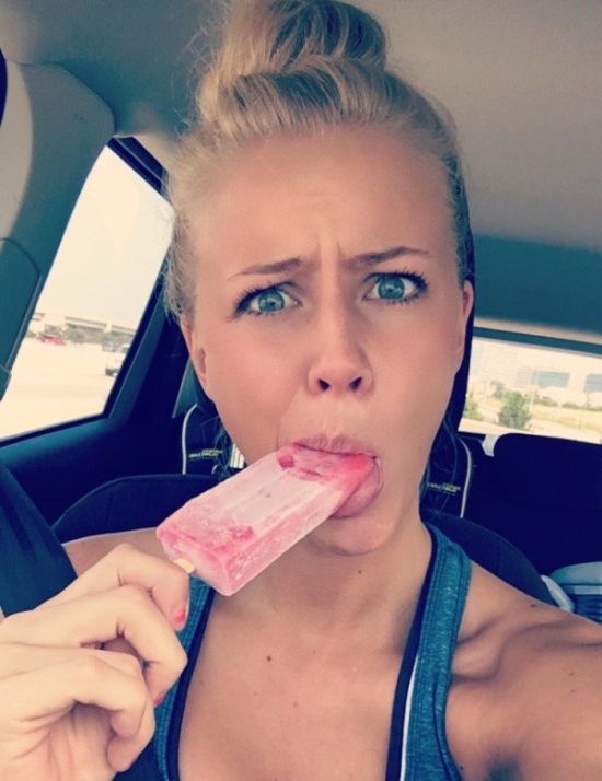 Девушки перекашивают лица