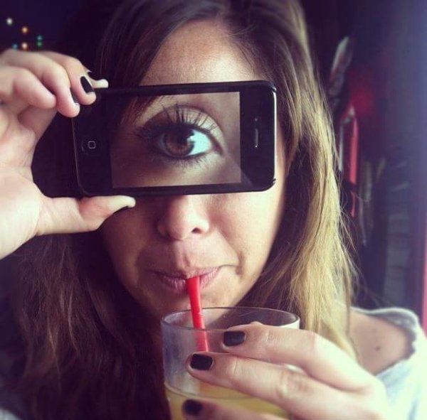 Девушки перекашивают лица