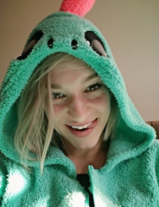 Девушки перекашивают лица