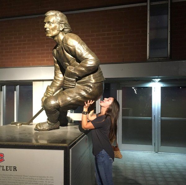 Девушки перекашивают лица