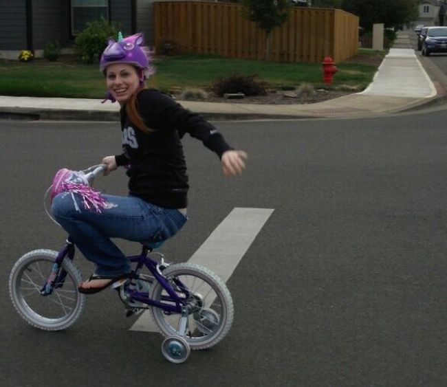 Девушки перекашивают лица