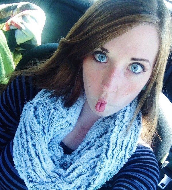 Девушки перекашивают лица