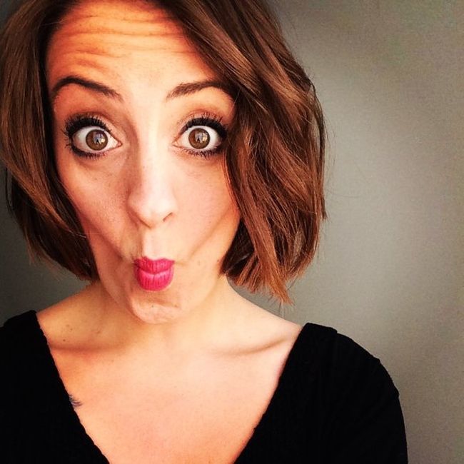 Девушки перекашивают лица