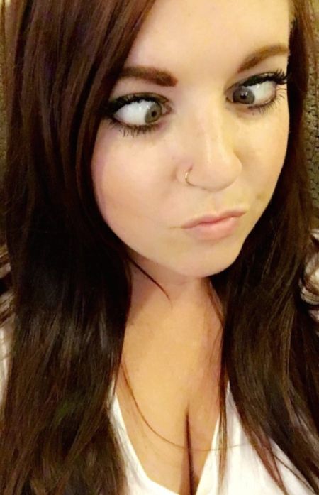 Девушки перекашивают лица