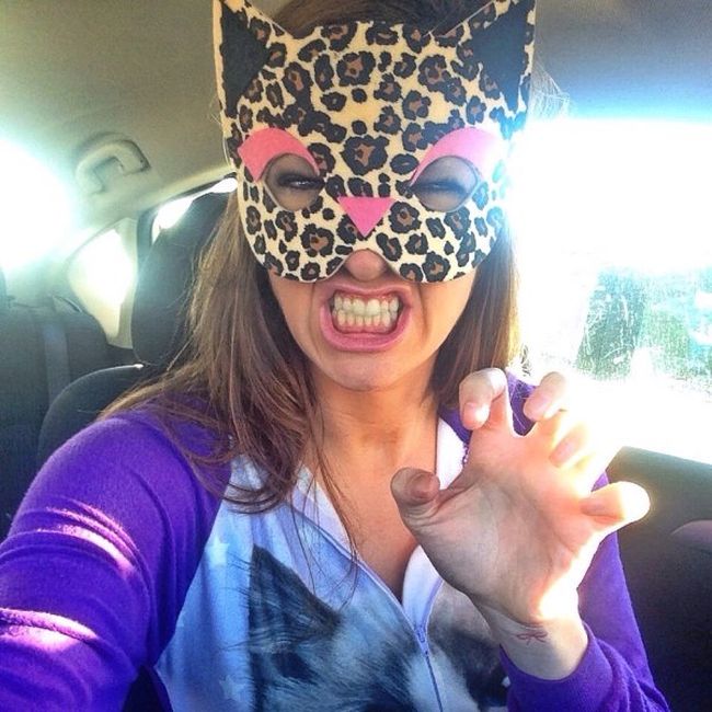 Девушки перекашивают лица