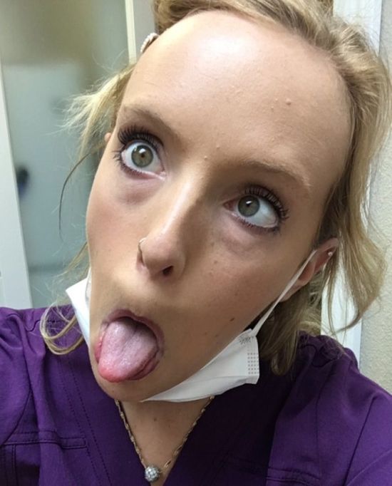 Девушки перекашивают лица