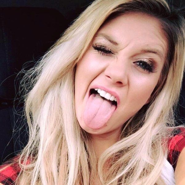 Девушки перекашивают лица