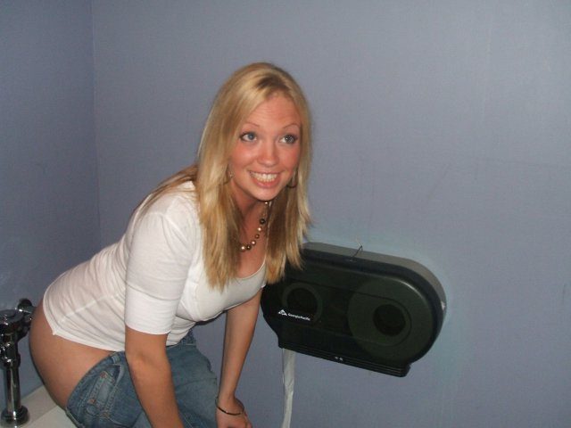 Молодые девицы в туалете выглядят очень привлекательно