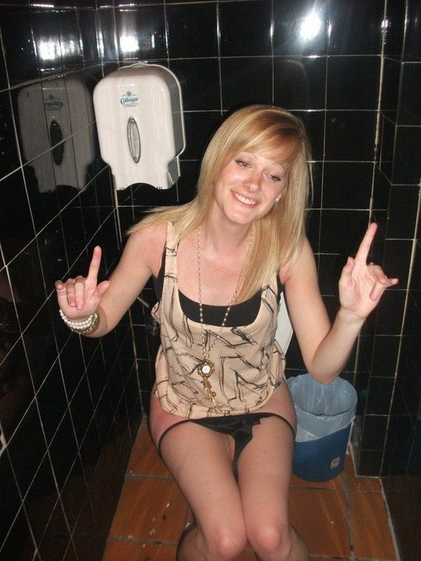 Молодые девицы в туалете выглядят очень привлекательно Молодые девицы в туалете выглядят очень привлекательно