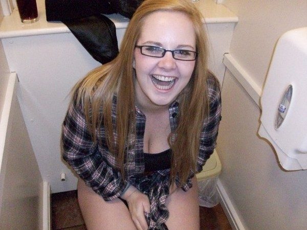 Молодые девицы в туалете выглядят очень привлекательно Молодые девицы в туалете выглядят очень привлекательно