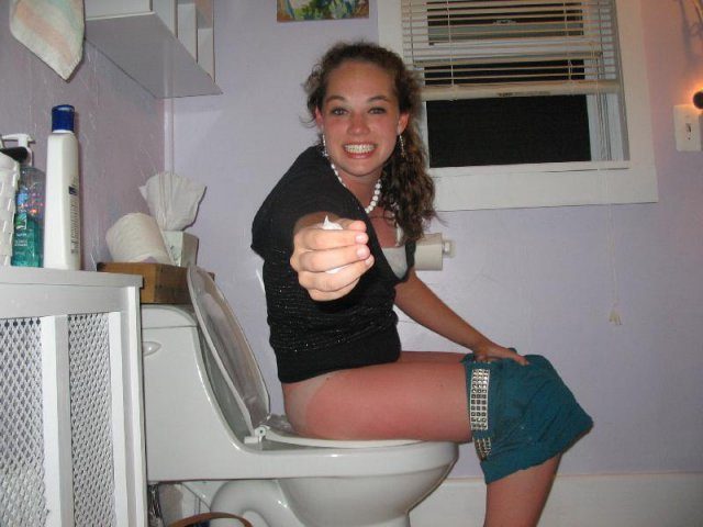 Молодые девицы в туалете выглядят очень привлекательно Молодые девицы в туалете выглядят очень привлекательно