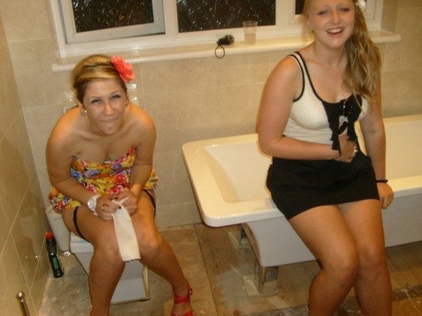 Молодые девицы в туалете выглядят очень привлекательно Молодые девицы в туалете выглядят очень привлекательно