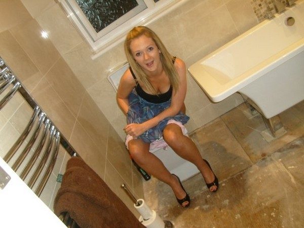 Молодые девицы в туалете выглядят очень привлекательно Молодые девицы в туалете выглядят очень привлекательно