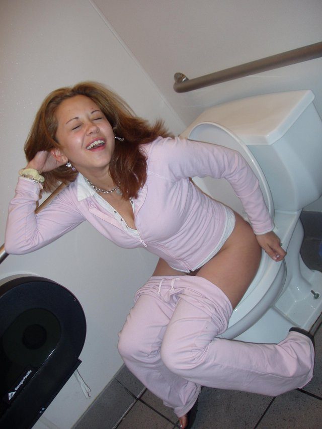 Молодые девицы в туалете выглядят очень привлекательно Молодые девицы в туалете выглядят очень привлекательно