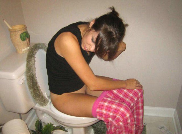 Молодые девицы в туалете выглядят очень привлекательно Молодые девицы в туалете выглядят очень привлекательно