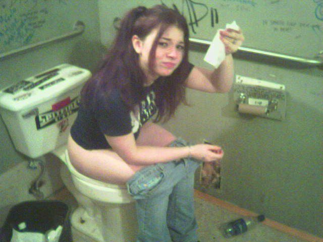 Молодые девицы в туалете выглядят очень привлекательно Молодые девицы в туалете выглядят очень привлекательно