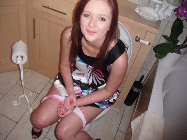 Молодые девицы в туалете выглядят очень привлекательно Молодые девицы в туалете выглядят очень привлекательно