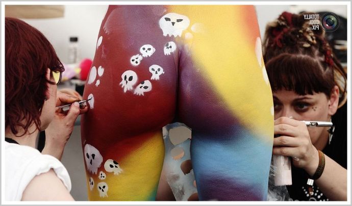 Стройные дамы с боди артом на теле особенно прелестны