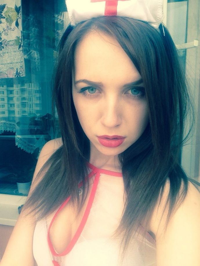 Разные девицы в бикини демонстрируют молодое тело