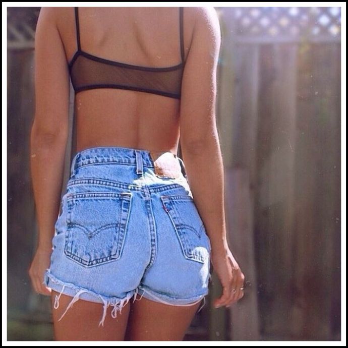 Страстные девицы в коротких шортах выглядят изумительно