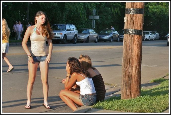 Страстные девицы в коротких шортах выглядят изумительно