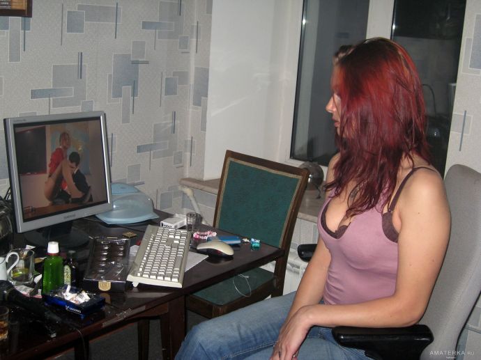 Рыжая студентка в общаге выставила на показ висячие дойки