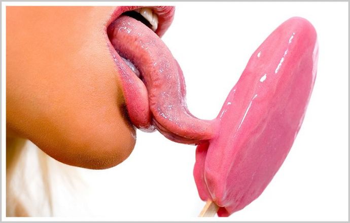 Красотки сексуально на улице сосут мороженое