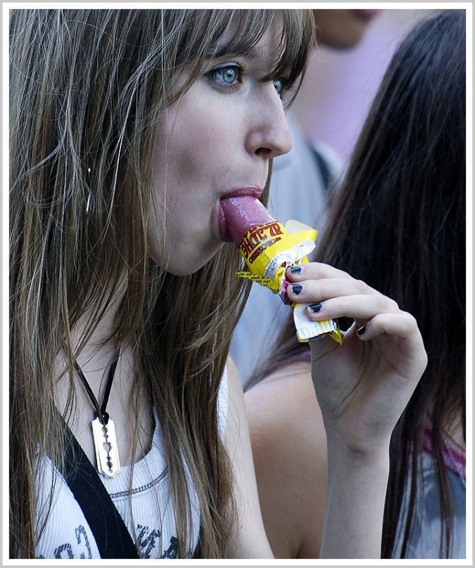 Красотки сексуально на улице сосут мороженое