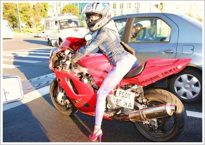 Худенькие девушки на мотоцикле смотрятся гламурно