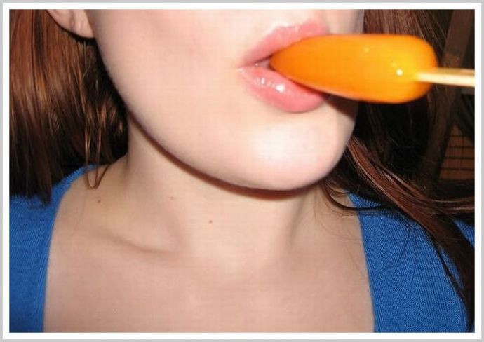 Сексапильные красавицы очень эротично сосут леденцы