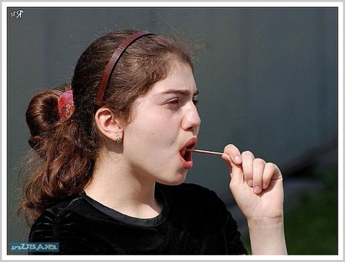 Сексапильные красавицы очень эротично сосут леденцы