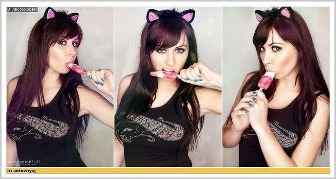 Сексапильные красавицы очень эротично сосут леденцы